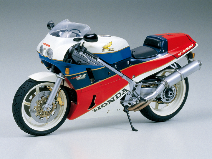 14057 Honda VFR750R Tamiya