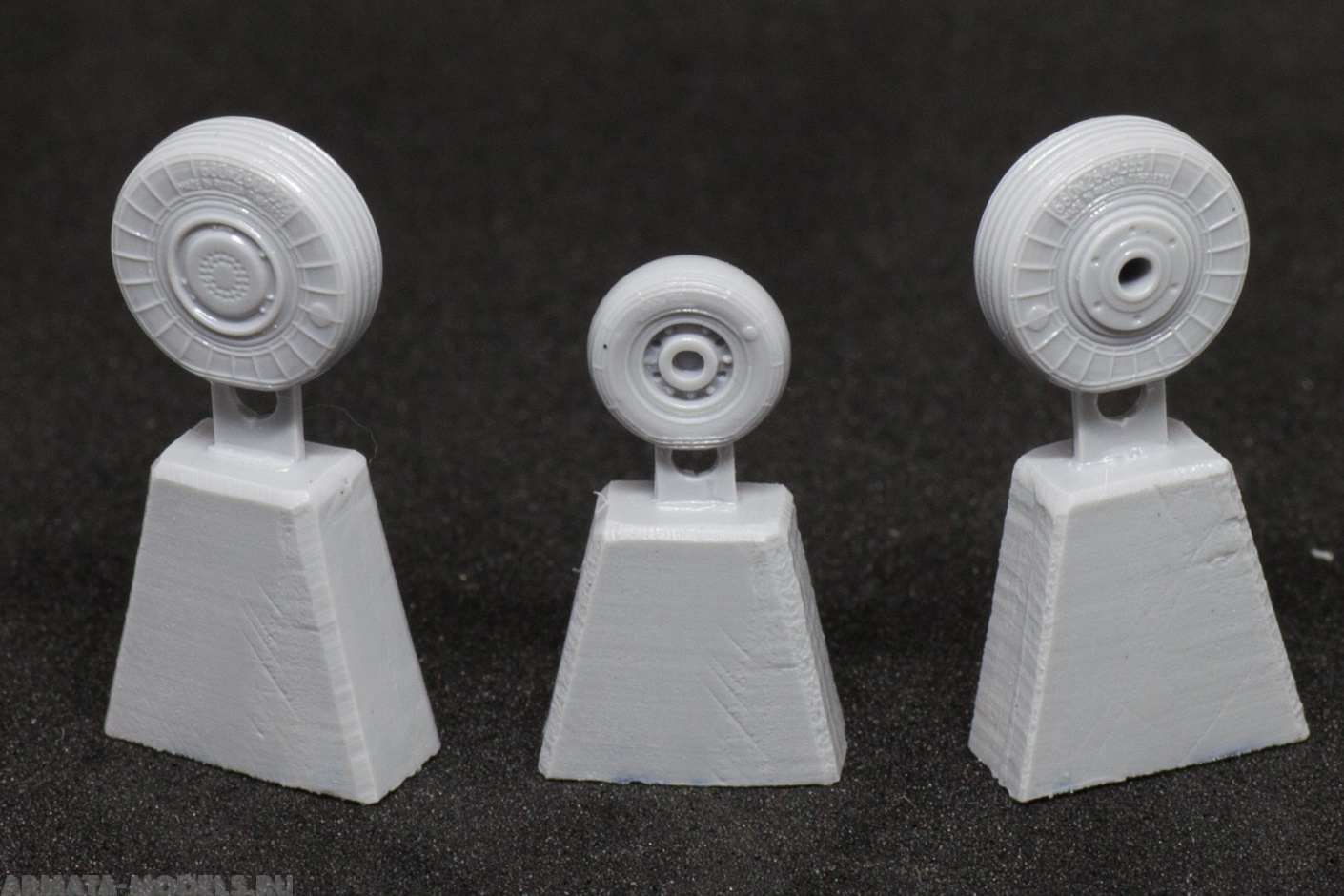 AM7220 Колеса под нагрузкой для Як-130 1/72 Arma Models